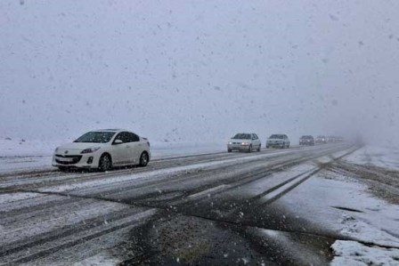 جاده های آذربایجان غربی برفی است/ ضرورت تردد با زنجیر چرخ