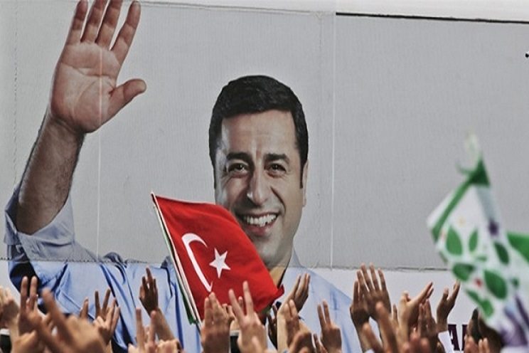 منع فعالیت سیاسی و عضویت حزبی صلاح الدین دمیرتاش در آستانه برگزاری کنگره بزرگ HDP