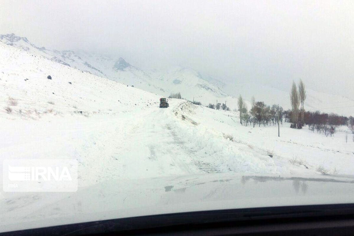 برف محورهای «مهاباد – بوکان» و «پیرانشهر – تمرچین» را مسدود کرد