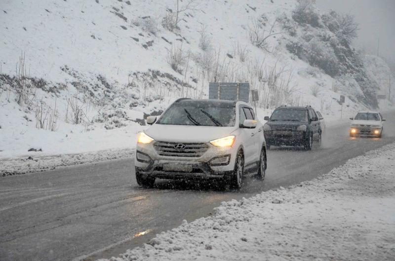 جاده های کردستان لغزنده است/ رانندگان از سفرهای غیر ضروری خودداری کنند