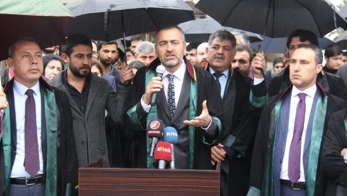 رؤسای کانون های وکلای مناطق کردنشین و نمایندگان HDP خواستار آزادی وکلای بازداشتی شدند