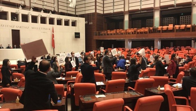 اعتراض نمایندگان HDP به لایحه اصلاحات قانون جزایی ترکیه در صحن علنی مجلس