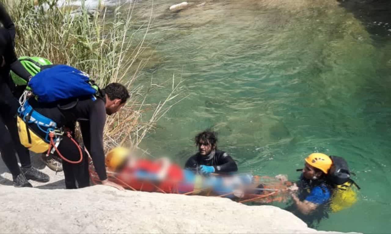 ‍ نجات خواهر و برادر غیربومی در دره ویژدرون ایلام توسط هلال احمر