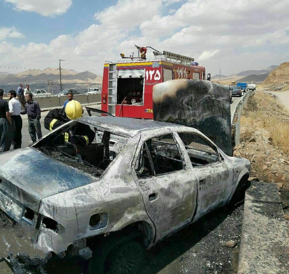 سمند در حال حرکت در جاده سقز دچار حریق شد
