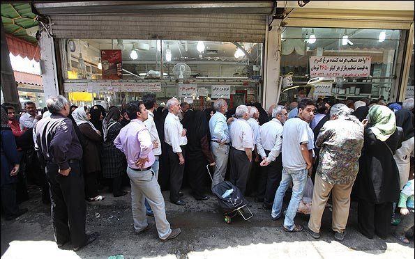 صف های دریافت کالا کرامت انسانی را تضییع می کند/دستگاهای متولی اقدام کنند