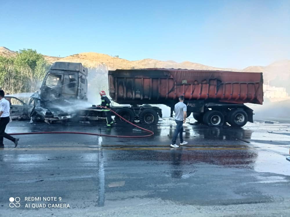 خودرو پژو پارس براثر برخورد با کامیون کشنده آتش گرفت/2 سرنشین سواری در آتش سوختند