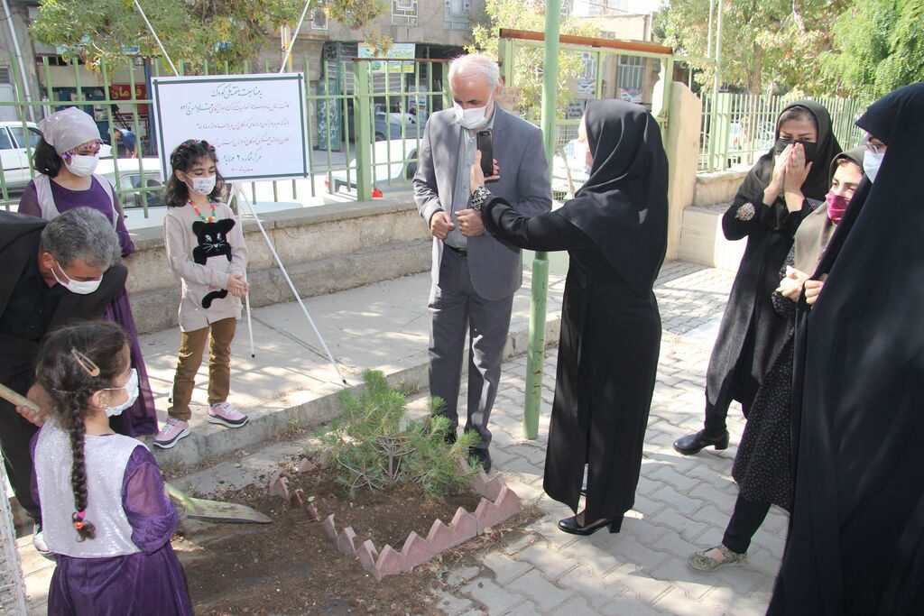 کودکان مهابادی به نام «فرهاد حسن‌زاده» نهال کاشتند