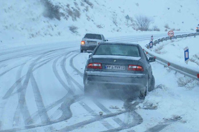 تردد در گردنە «زمزیران» سردشت بدون زنجیر چرخ امکان پذیر نیست