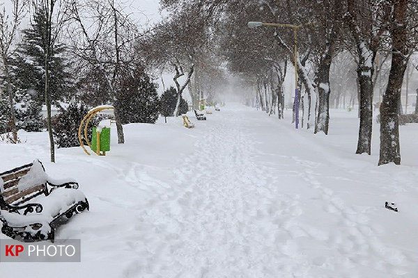 ارتفاع برف در شهر مهاباد به ١٥ سانتی متر رسید/ بارش ها ادامه دارد