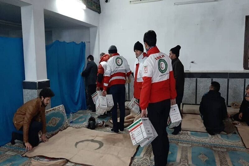 اسکان 445 مسافر بازمانده در جاده های برفی کردستان توسط هلال احمر