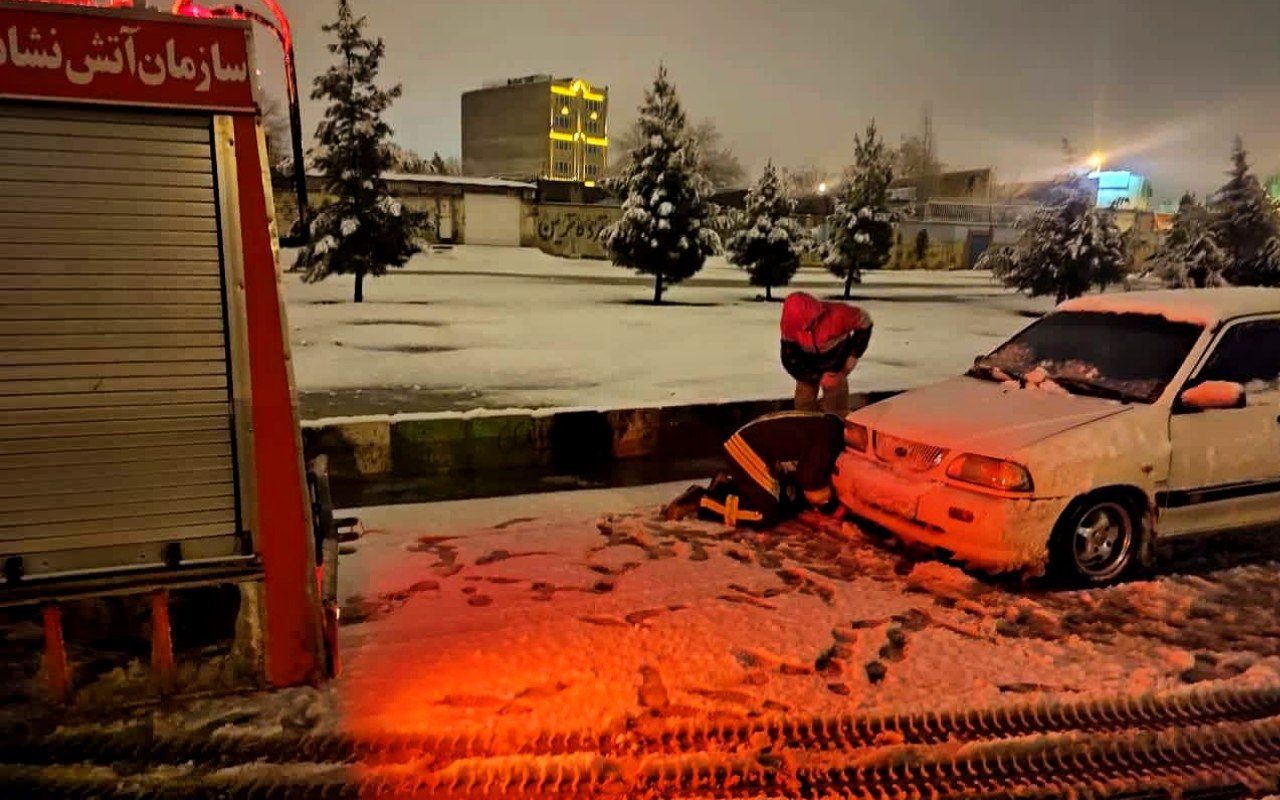 یدک‌کشی ۴۵ خودرو در شب برفی کرمانشاه