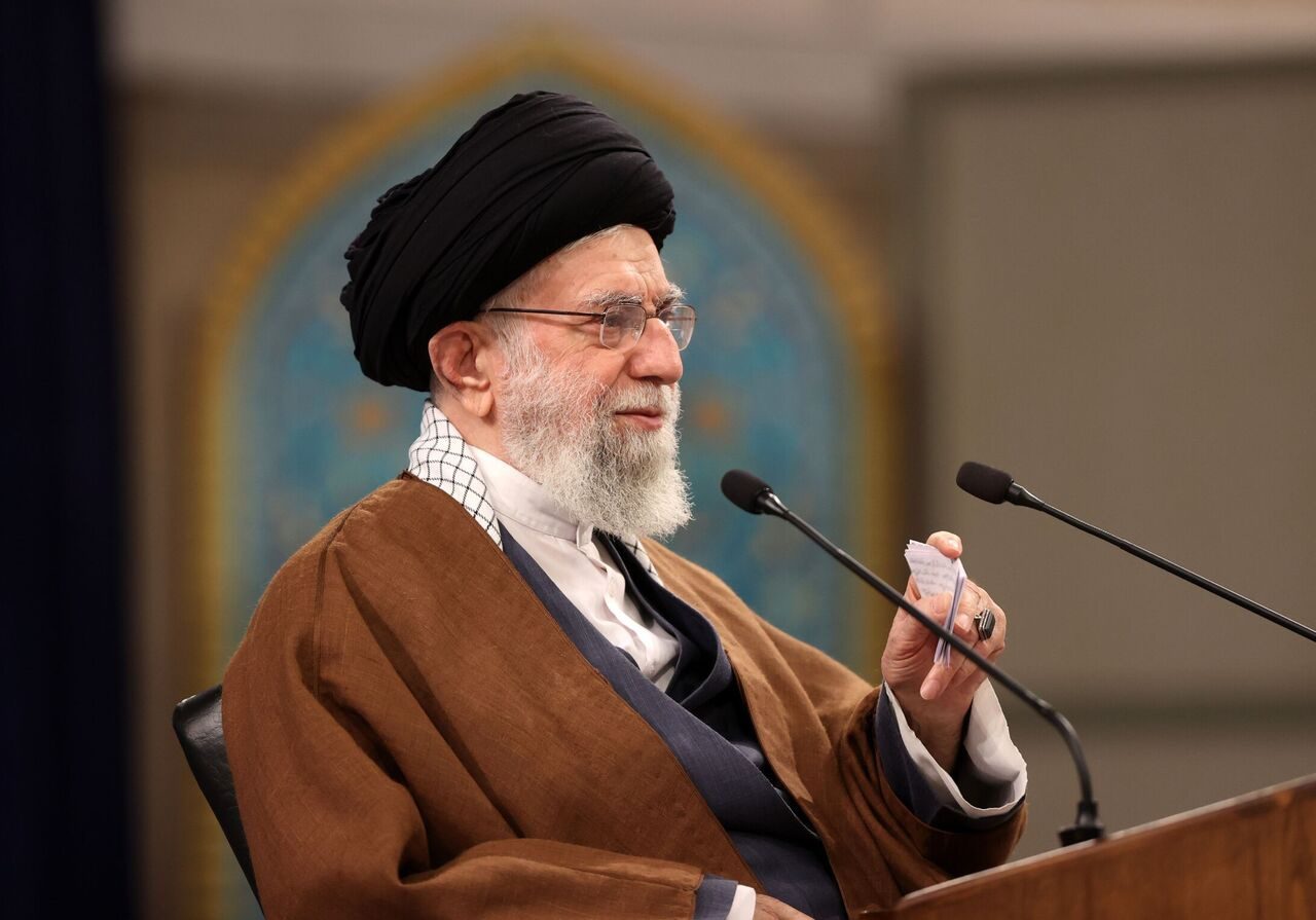 کسانی که مشی اشرافی دارند یا دم از تسلیم  می‌زنند، نمی‌توانند مدعی پایبندی و دلبستگی به انقلاب باشند