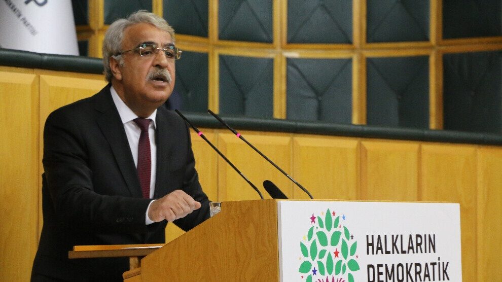 منابع کشور صرف جنگ افروزی می شود اما در اوکراین نقش کبوتر صلح را بازی می کنند