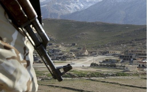 در حملە داعش بە شنگال، نیروهای اتحادیە میهنی، پ.ک.ک و عراقی هیچ مقاومتی نکردە و فقط حزب دمکرات از شنگال دفاع کرد