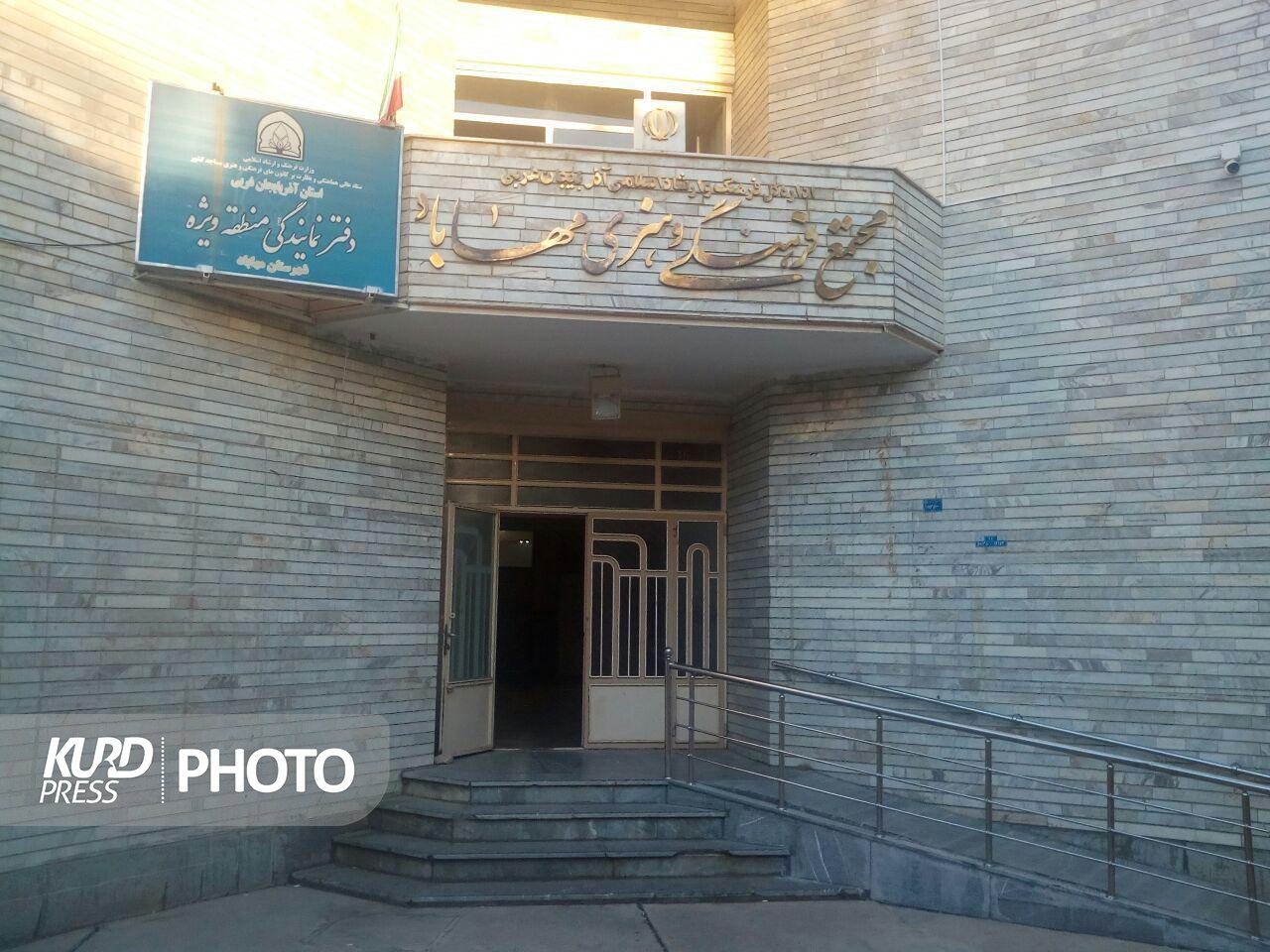 انتقال کتابخانه مجتمع فرهنگی مهاباد در گیر و دار مصوباتی ٣ ساله!
