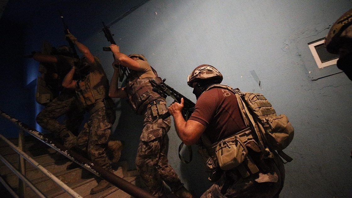 بە تۆمەتی بانگەشە کردن بۆ PKK دە فەرمانبەری کوردی شارەوانیی مێرسین دەستگیر کران
