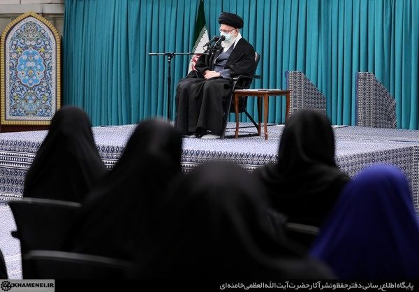 حضرت آیت الله خامنه‌ای: نباید کسانی که حجاب ضعیف دارند را متهم کرد
