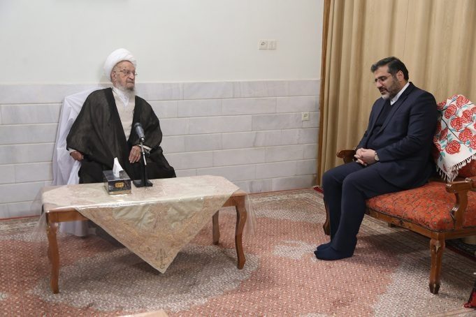 آیت الله مکارم شیرازی: خشونت و فشار را در مسأله حجاب کارساز نیست/عدم  تضعیف دولت به این معنی نیست که منتقد دولت نباشیم