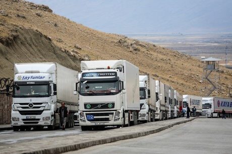 توقف ٥٠٠ کامیون‌ ایرانی در پارکینگ‌های مرز تمرچین