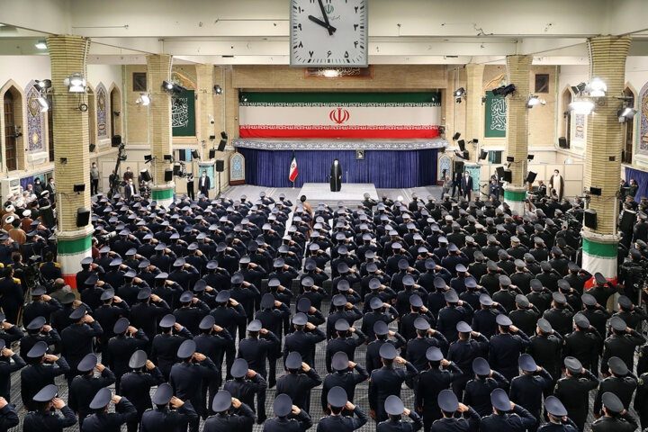 رهبر انقلاب: ارتش بنا بود کنار مردم بایستد و ایستاد و انقلابی ماند/ برای برادران مصیبت‌زده‌مان در دو کشور سوریه و ترکیه متأسف هستیم
