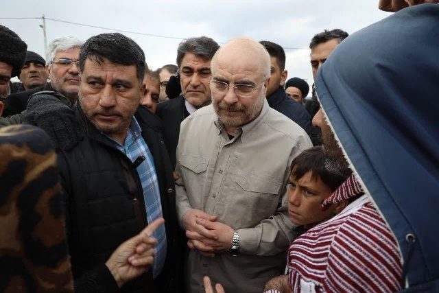 بازدید رییس مجلس از مناطق زلزله زده خوی/ مردم از کمبود چادر و  امکانات گلایه کردند