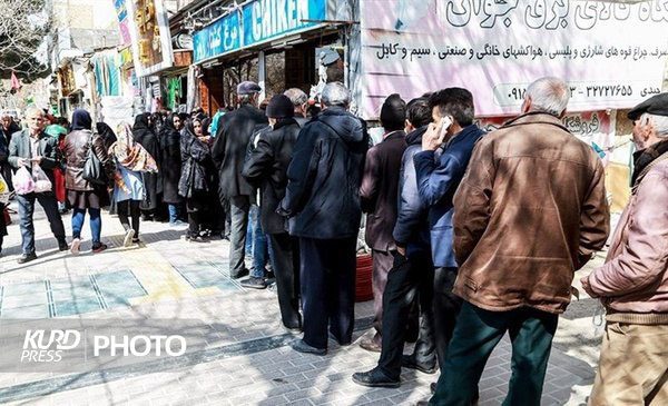 آیا مرغ هم تحریم است؟/ مردم ارومیه ۱۵ روز است که در صف مرغ هستند