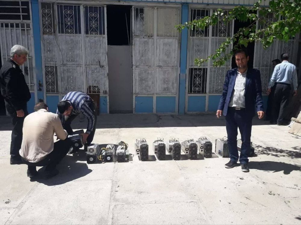 کشف ۱۲ دستگاه ماینر در تعمیرگاه متروکه دهلران