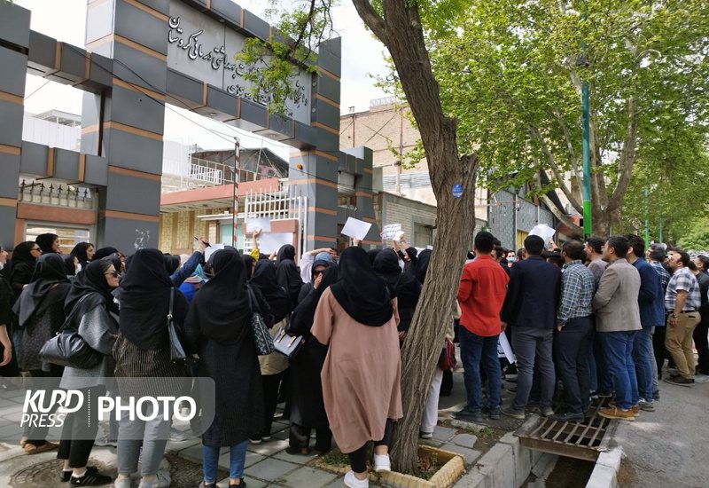پرستاران کردستانی دوباره تجمع کردند/ ۴ ساعتِ بدون نتیجه