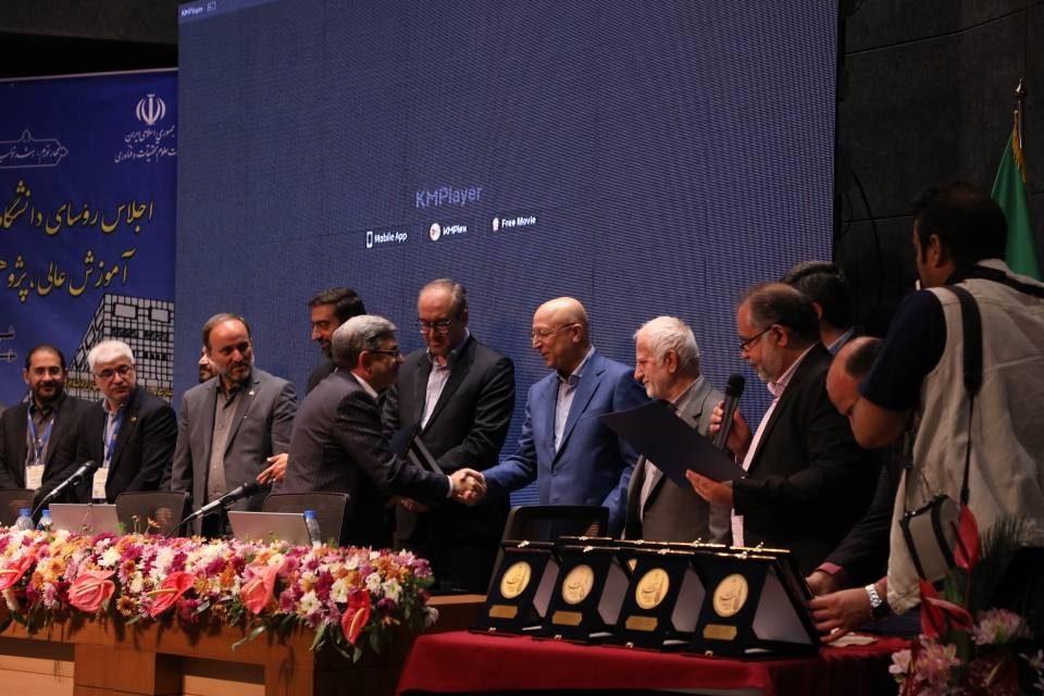 رئیس دانشگاه ارومیه نشان سرو وزارت علوم را دریافت کرد