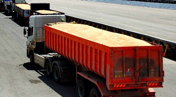 توقیف ۱۳۵ کامیون حامل گندم در مرز تمرچین پیرانشهر