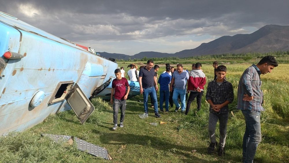واژگونی اتوبوس در جاده خوی با ۱۹ مصدوم و یک کشته
