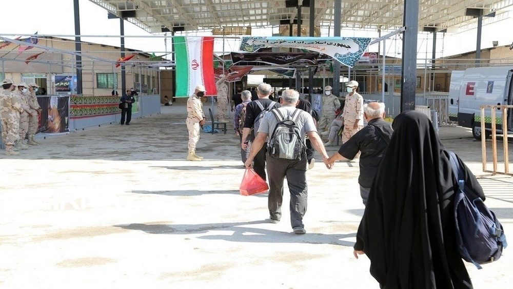 روز عرفه زائران را به مرز مهران کشاند / تردد با وجود ازدحام جریان دارد