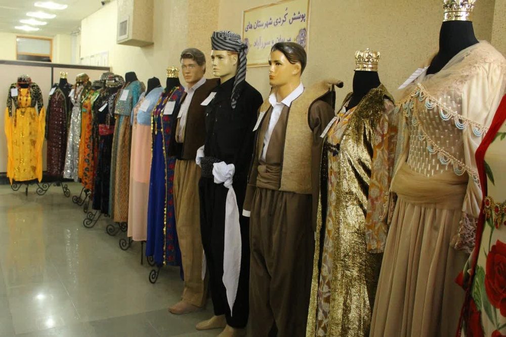نمایشگاه لباس کُردی در سنندج افتتاح شد