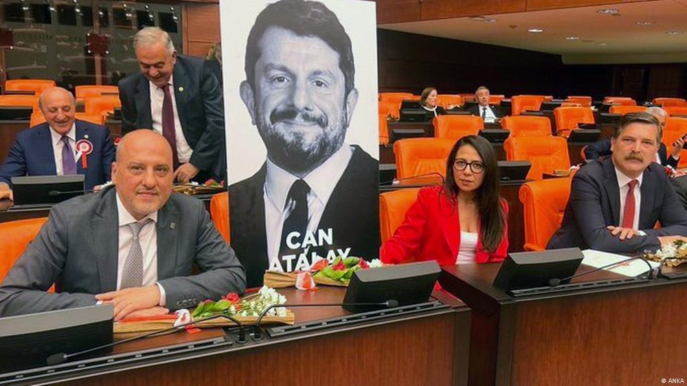 دادگاه قانون اساسی به دلیل عدم آمادگی یکی از اعضایش، پرونده جان آتالای را به تعویق انداخت