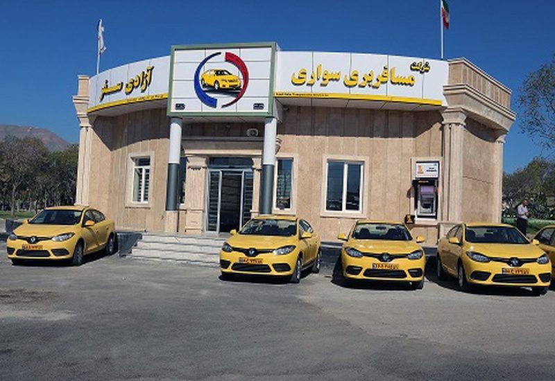 استقرار ۱۶ دستگاه مینی بوس و سواری برای جابجایی مسافران قطار سنندج