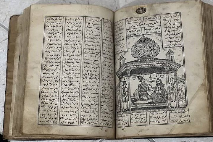 کتاب ١٤٥ ساله خمسه نظامی به موزه بوکان اهدا شد