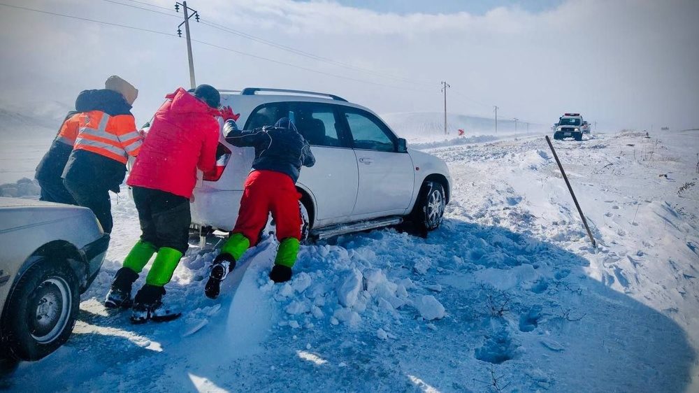۳۱۵ خودروی گرفتار در برف محورهای کردستان رهاسازی شد