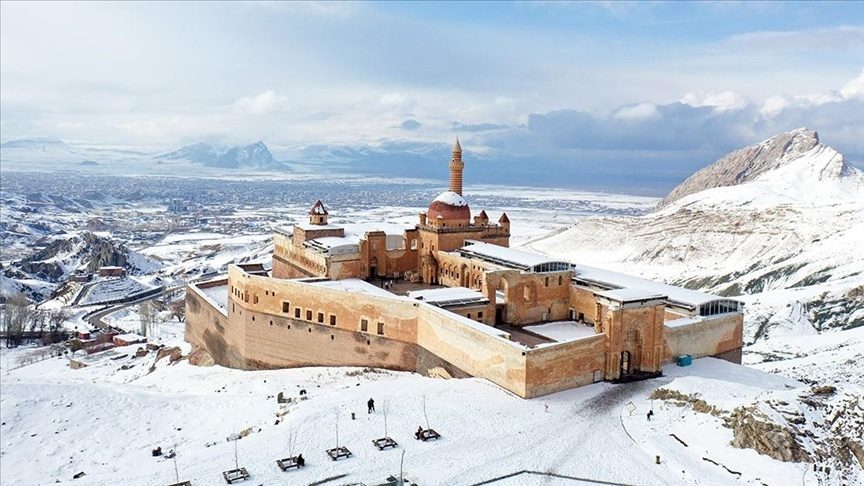 زیبایی ها در کردستان ترکیه؛ کاخ تاریخی اسحاق پاشا در آگری زیر لحافی از برف