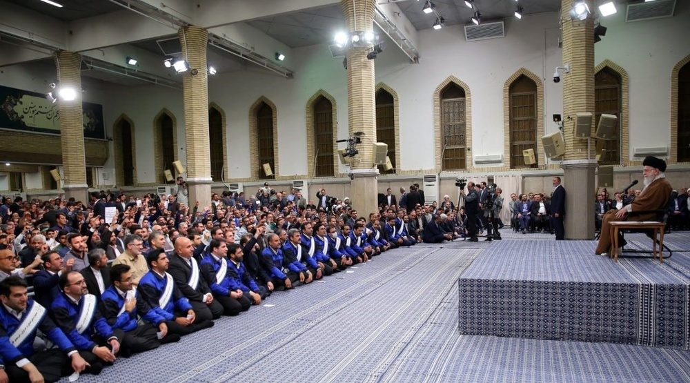 رهبر انقلاب: حال جامعه کارگری خوب شود، حداقل نیمی از مردم حالشان خوب می‌شود