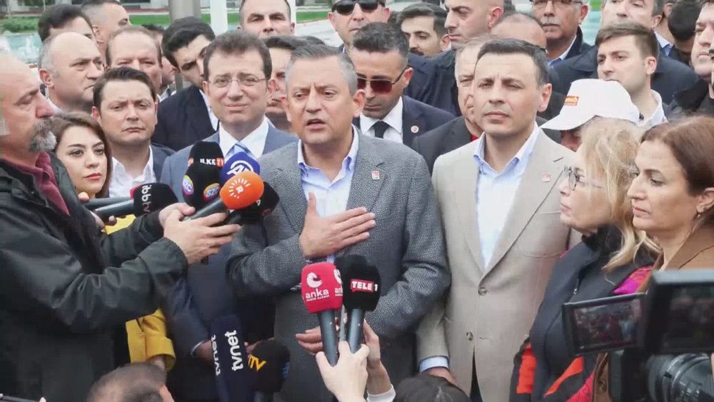 اوزگور اوزل خطاب به پلیس: این ها برادران شما هستند، تروریست نیستند