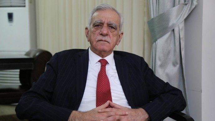 احمد تُرک: ترجیج می دهم به زندان بروم جای اینکه خفت فرار را به جان بخرم/ ترکیه عرضه در آغوش گرفتن کُردها را ندارد