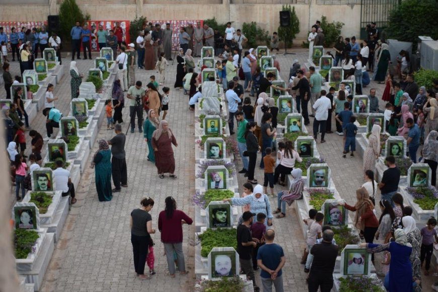 برگزاری مراسم بزرگداشت جانباختگان قتلعام داعش در کوبانی در سالگرد آن