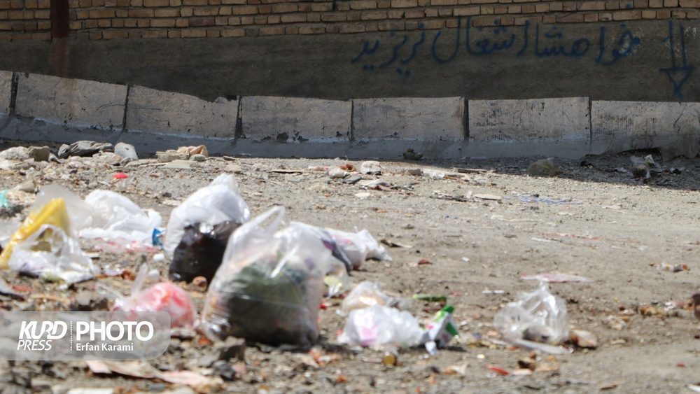 انباشت زباله در کوچه پس کوچه های سنندج/ عکس: عرفان کرمی