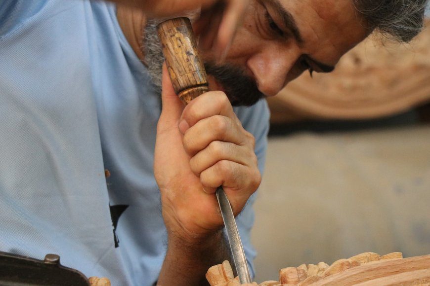 با دستان خود چوب را به اثر هنری تبدیل میکند
