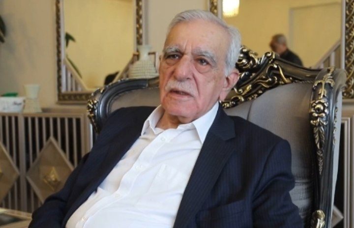 احمد ترک به دلیل بیماری قلبی در بیمارستان بستری شد و از حضور در دیدار امرالی بازماند