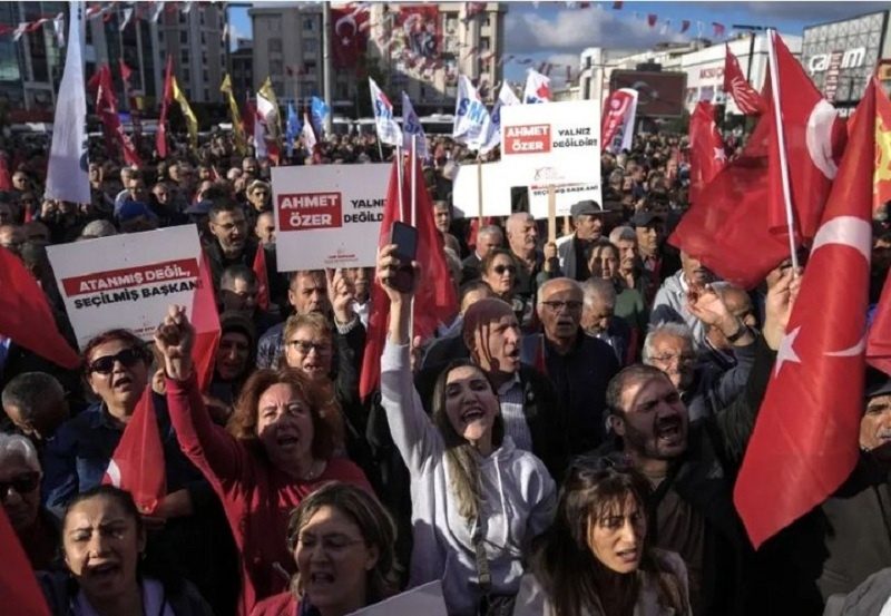 دوورخستنەوەی سێ سەرۆک شارەوانی لە تورکیا، کاردانەوەی جیهانیی لێکەوتەوە