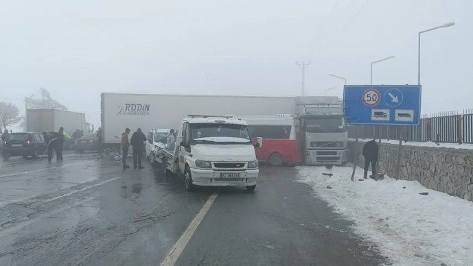 تصادف زنجیرهای ۲۳ خودرو در بیتلیس کردستان ترکیه؛ ۳۱ تن زخمی شدند + تصاویر