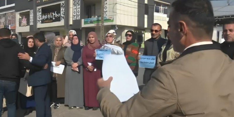 تجمع اعتراضی معلمان کرکرکوک در اعتراض به تأخیر در پرداخت حقوق