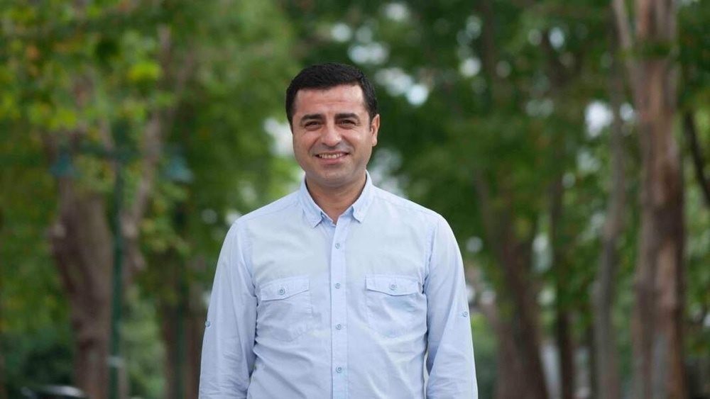 با ئەمجارە چەکەکان بێدەنگ بکەین و سیاسەت بەقسە بهێنین