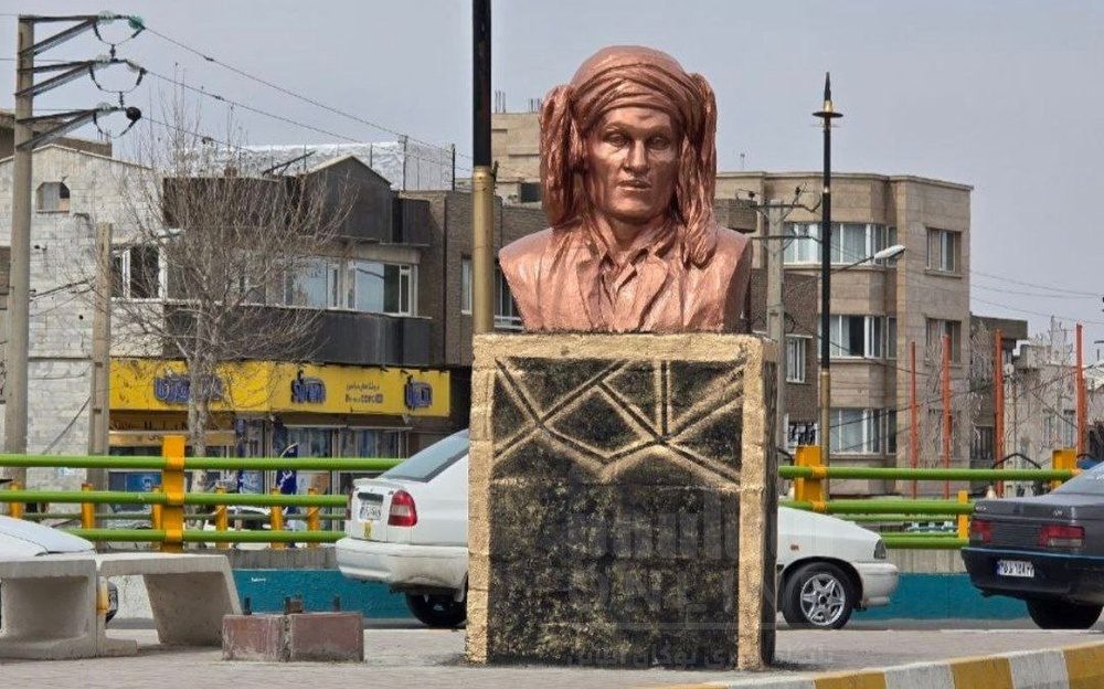 سردیس استاد «حسن زیرک» در میدان معلم شهر بوکان نصب شد